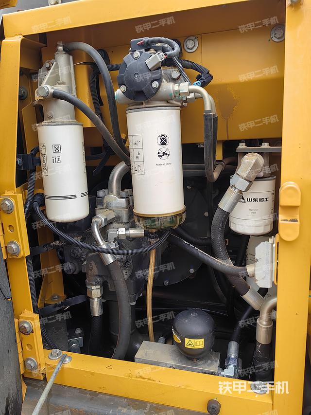 液压泵舱室正面整体（整机外观）