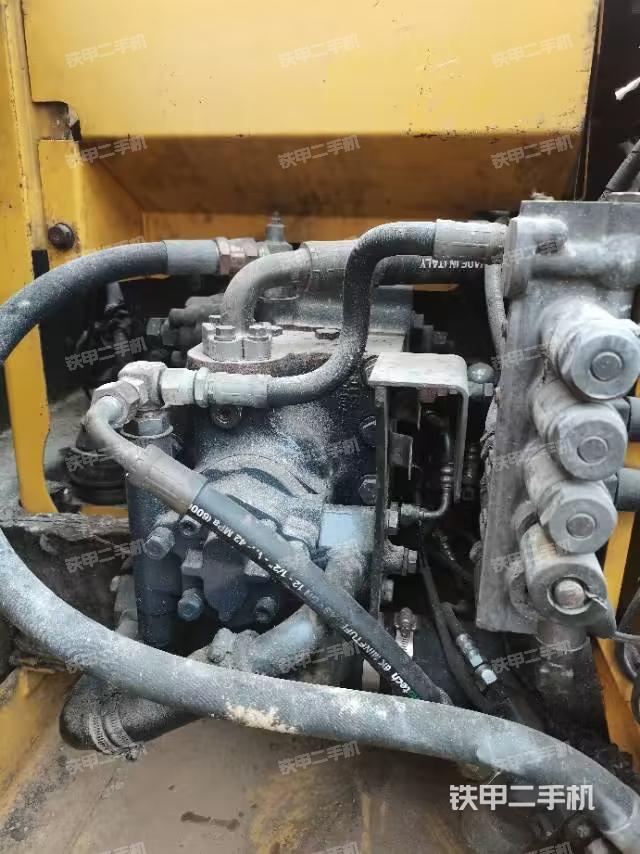 液压泵舱室正面整体（整机外观）