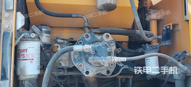 液压泵舱室正面整体（整机外观）