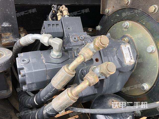 回转马达和主控阀（整机外观）