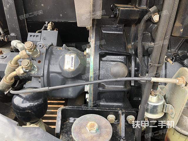 液压泵舱室正面整体（整机外观）