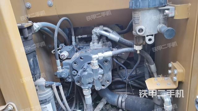 液压泵舱室正面整体（整机外观）