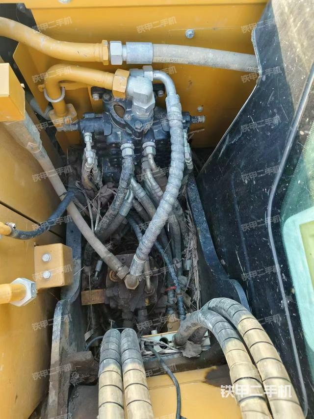 回转马达和主控阀（整机外观）