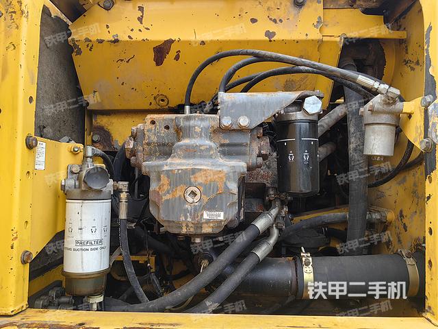 液压泵舱室正面整体（整机外观）