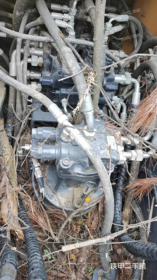 回转马达和主控阀（整机外观）