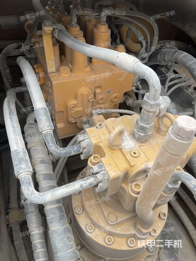 回转马达和主控阀（整机外观）