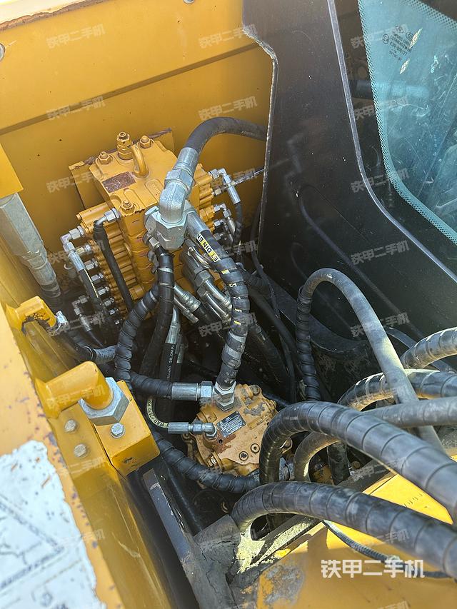 回转马达和主控阀（整机外观）