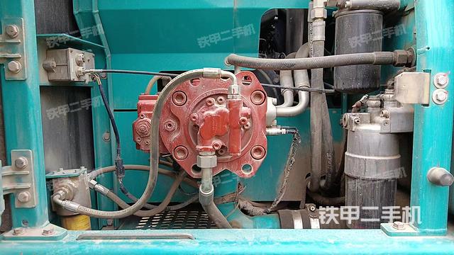 液压泵舱室正面整体（整机外观）