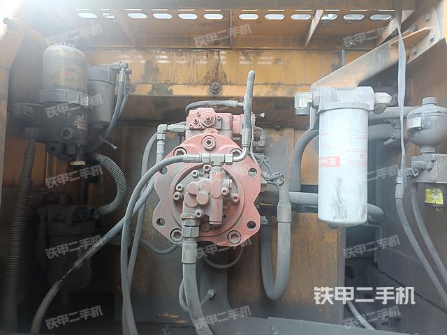 液压泵舱室正面整体（整机外观）