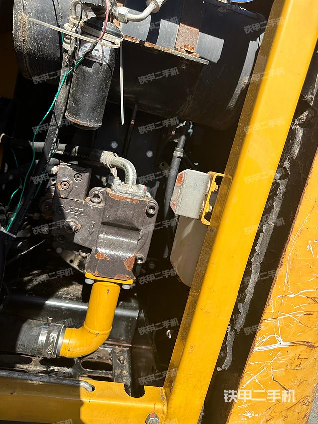 液压泵舱室正面整体（整机外观）