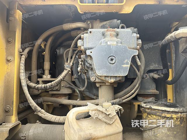 液压泵舱室正面整体（整机外观）