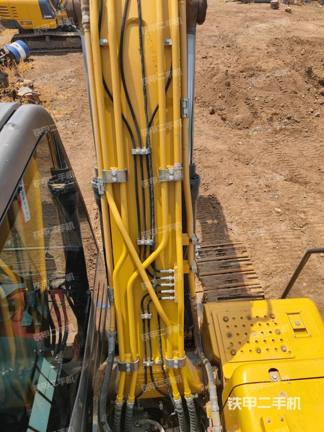 大臂背部俯視(工作和回轉(zhuǎn)裝置) 大臂背部俯視(工作和回轉(zhuǎn)裝置)