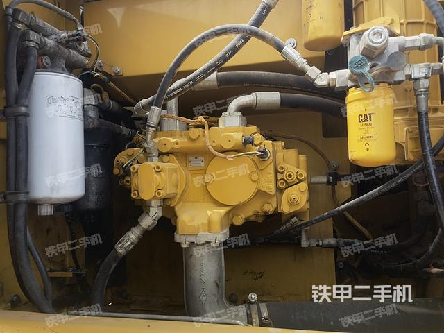 液压泵舱室正面整体（整机外观）