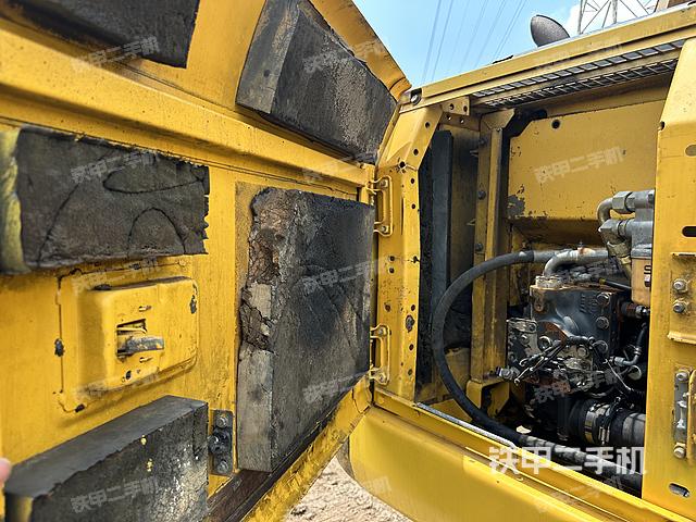 液压泵舱室正面整体（整机外观）