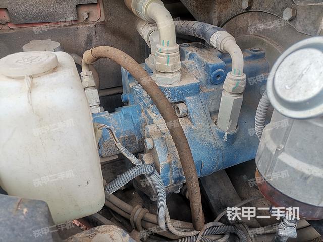 液压泵舱室正面整体（整机外观）