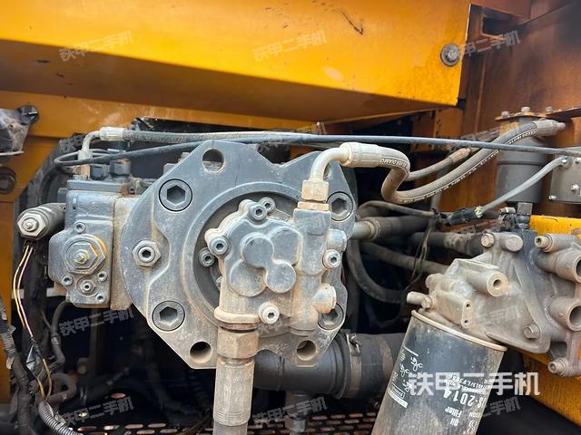 液压泵舱室正面整体（整机外观）