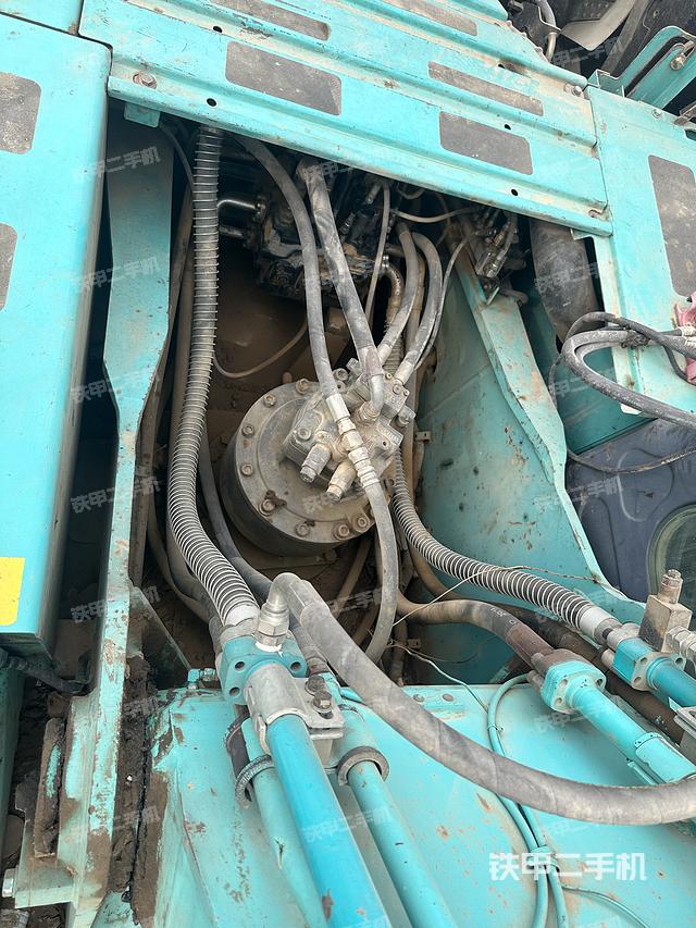 回转马达和主控阀（整机外观）