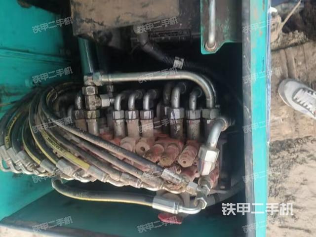 回转马达和主控阀（整机外观）