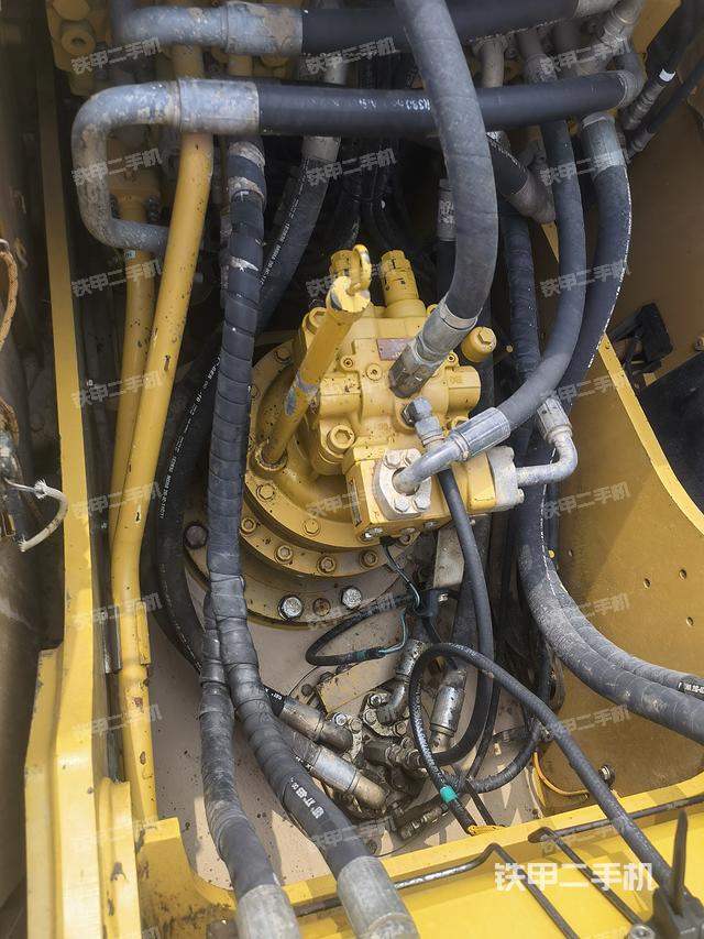 回转马达和主控阀（整机外观）