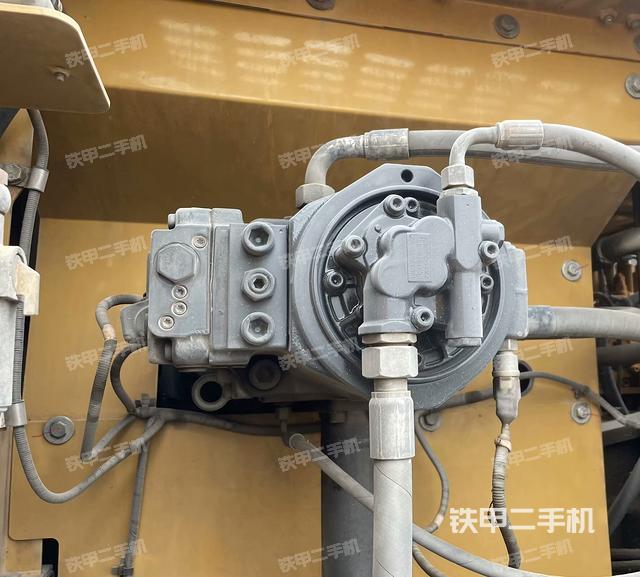 液压泵舱室正面整体（整机外观）