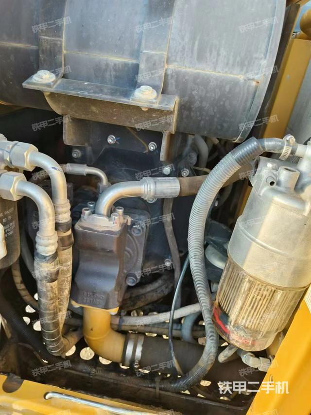 液压泵舱室正面整体（整机外观）