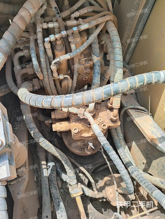 回转马达和主控阀（整机外观）