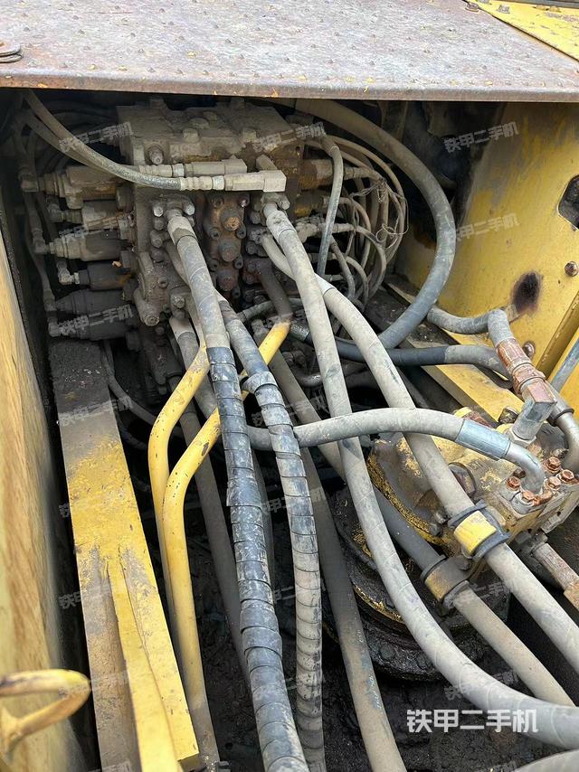 回转马达和主控阀（整机外观）