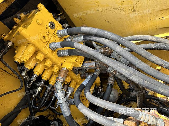 回转马达和主控阀（整机外观）