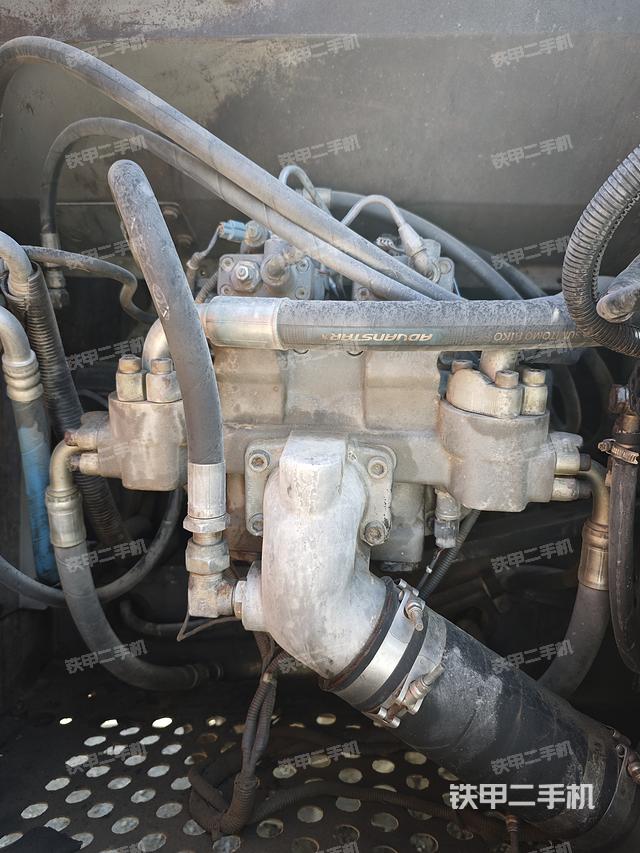 液压泵舱室正面整体（整机外观）