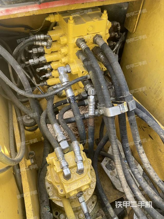 回转马达和主控阀（整机外观）