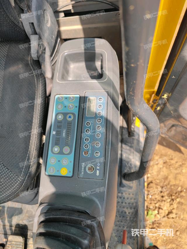 座椅右侧控制台/钥匙门/油门/含右手柄(驾驶室部分) 座椅右侧控制台/钥匙门/油门/含右手柄(驾驶室部分)