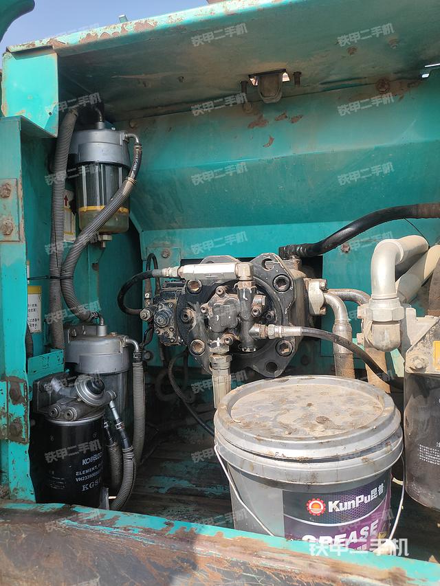 液压泵舱室正面整体（整机外观）