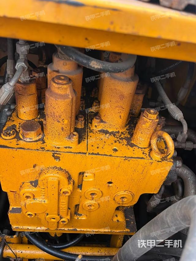 回转马达和主控阀（整机外观）