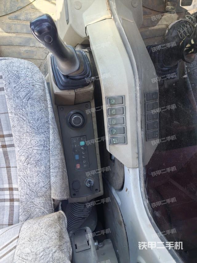 座椅右側(cè)控制臺/鑰匙門/油門/含右手柄（駕駛室部分）