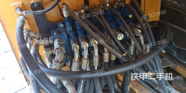 回转马达和主控阀（整机外观）