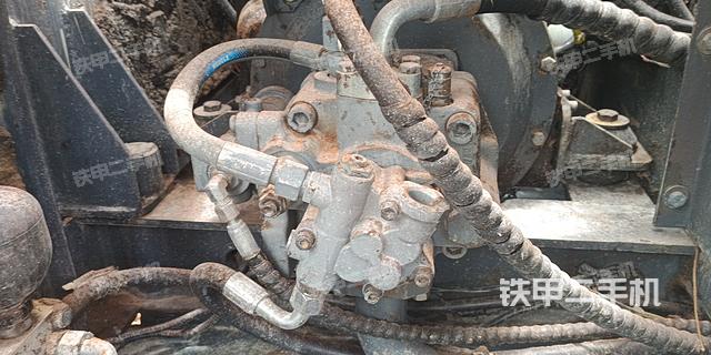 液压泵舱室正面整体（整机外观）