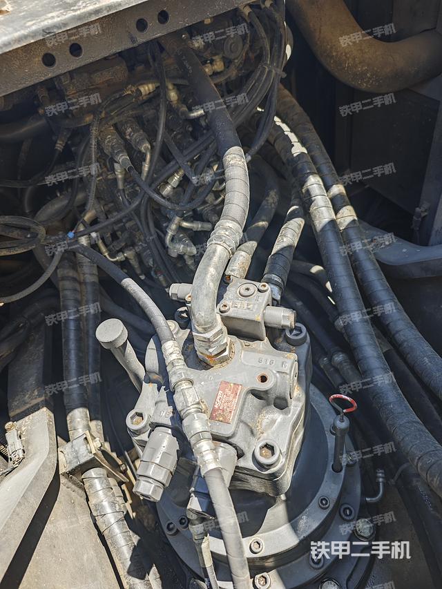 回转马达和主控阀（整机外观）