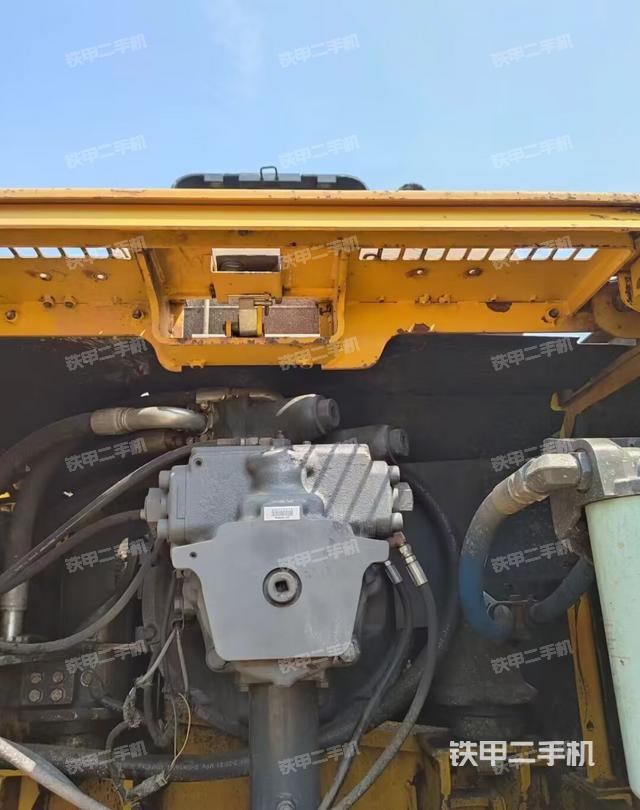 液压泵舱室正面整体（整机外观）