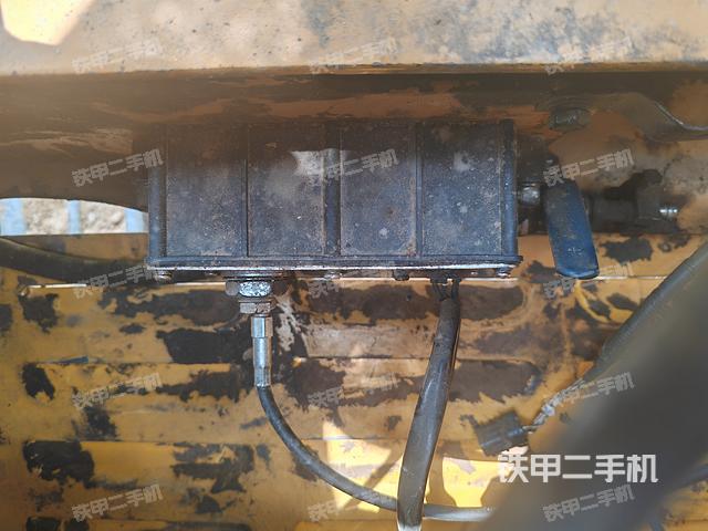 液压泵舱室正面整体（整机外观）