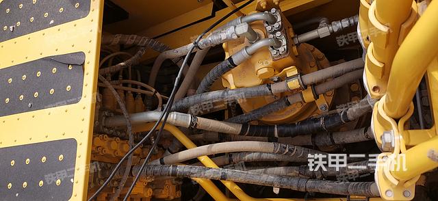 回转马达和主控阀（整机外观）