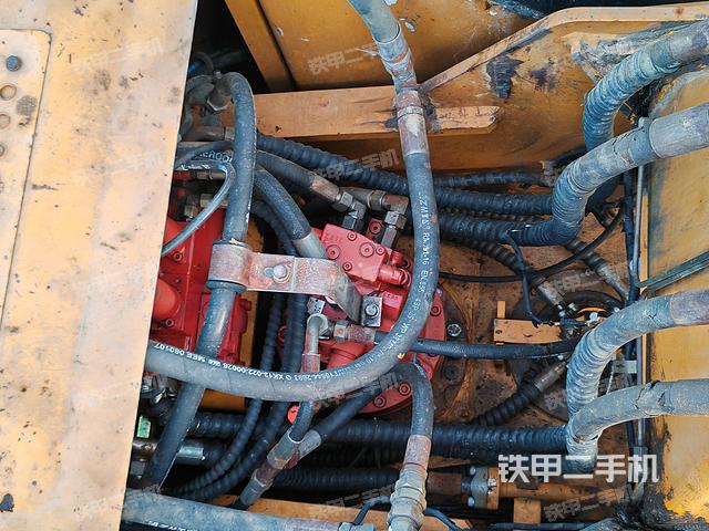 回转马达和主控阀（整机外观）