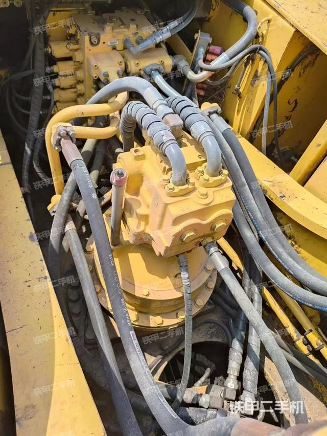 回转马达和主控阀（整机外观）