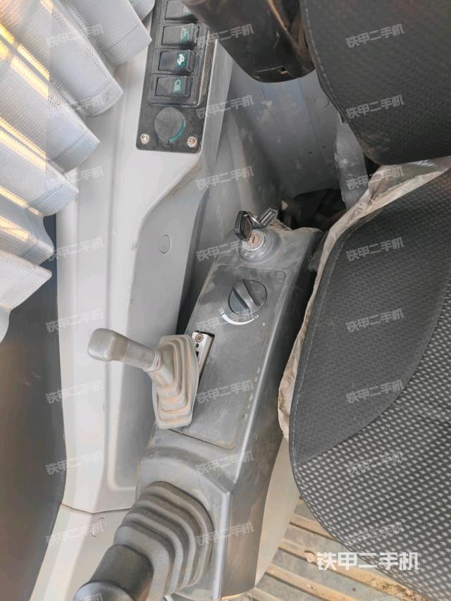 座椅左侧控制台/音响/含左手柄(驾驶室部分) 座椅左侧控制台/音响/含左手柄(驾驶室部分)