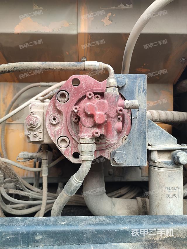 液压泵舱室正面整体（整机外观）