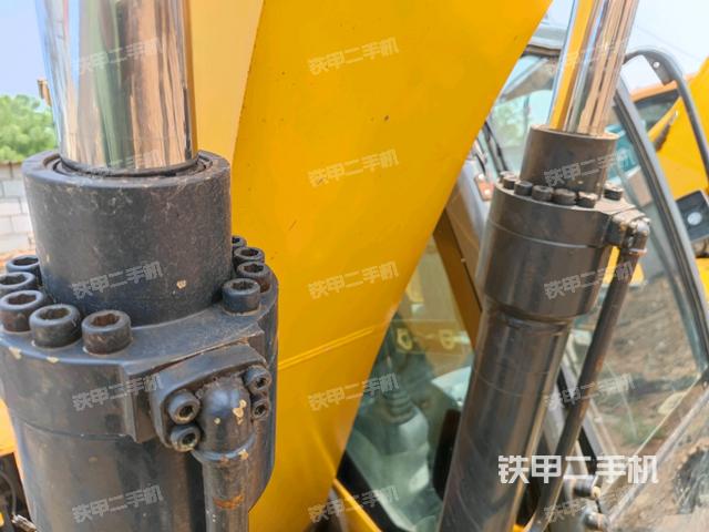 大臂油缸整体 竖拍(工作和回转装置) 大臂油缸整体 竖拍(工作和回转装置)