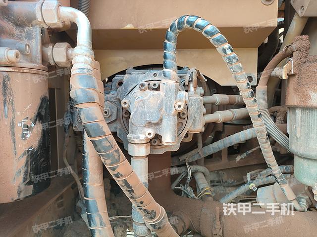 液压泵舱室正面整体（整机外观）