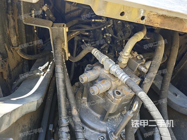 回转马达和主控阀（整机外观）