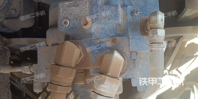 液压泵舱室正面整体（整机外观）