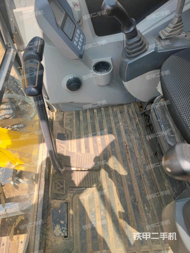 行走控制手柄和踏板 俯拍(驾驶室部分) 行走控制手柄和踏板 俯拍(驾驶室部分)