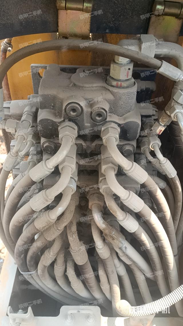 回转马达和主控阀（整机外观）